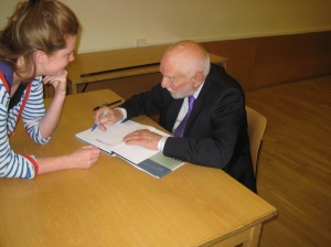 Anthony Caro signing books after the Peter Fuller Memorial Lecture at Tate Britain on 19 May 2010, when he was ‘in conversation’ with author Paul Moorhouse